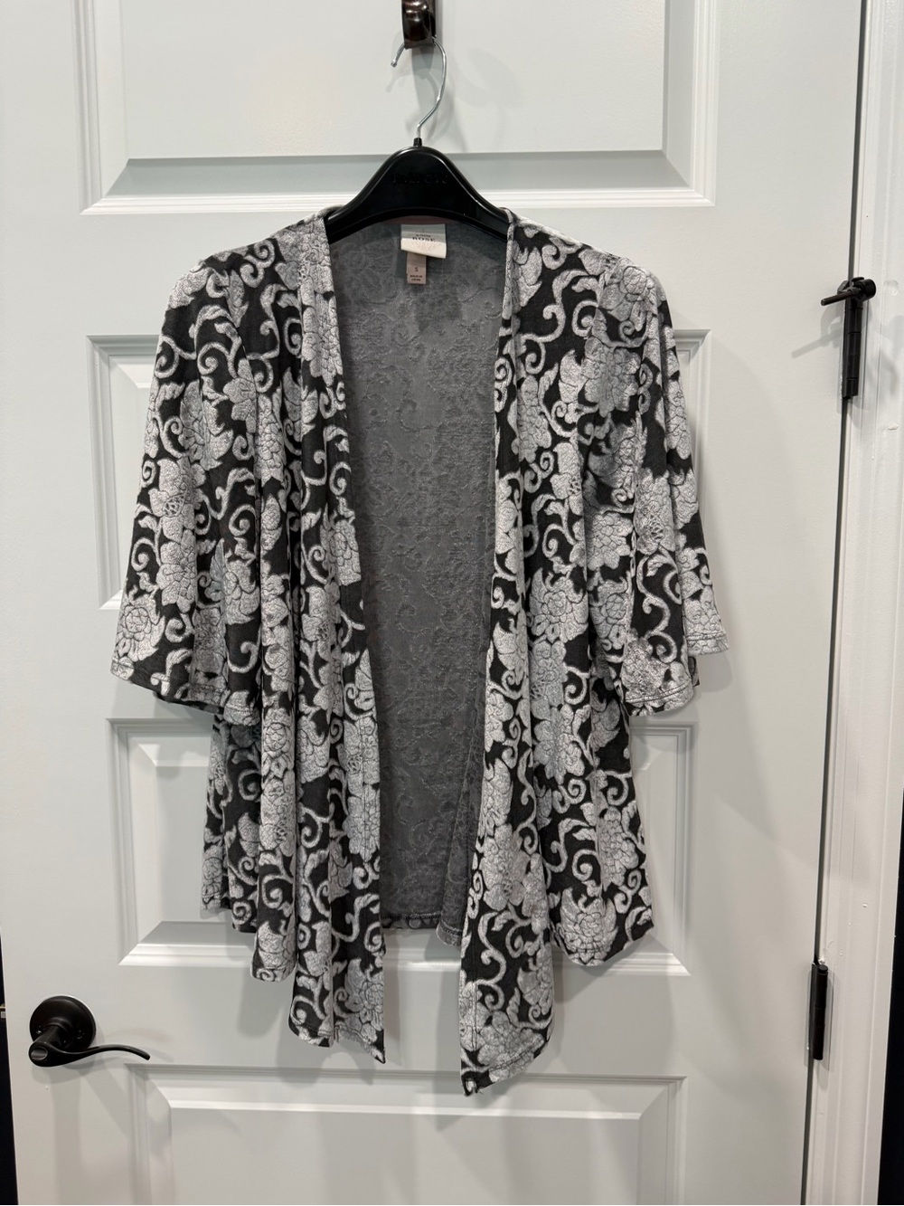 Knox Rose Gray & White Floral Open Front kimono cardigan